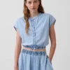 Top corto in denim con maniche ad aletta e abbottonatura frontale