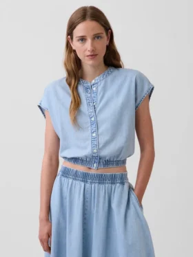 Top corto in denim con maniche ad aletta e abbottonatura frontale