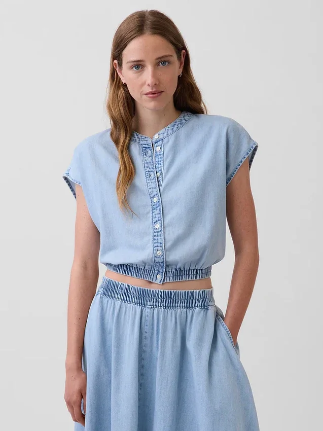 Top corto in denim con maniche ad aletta e abbottonatura frontale