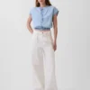 Top corto in denim con maniche ad aletta e abbottonatura frontale