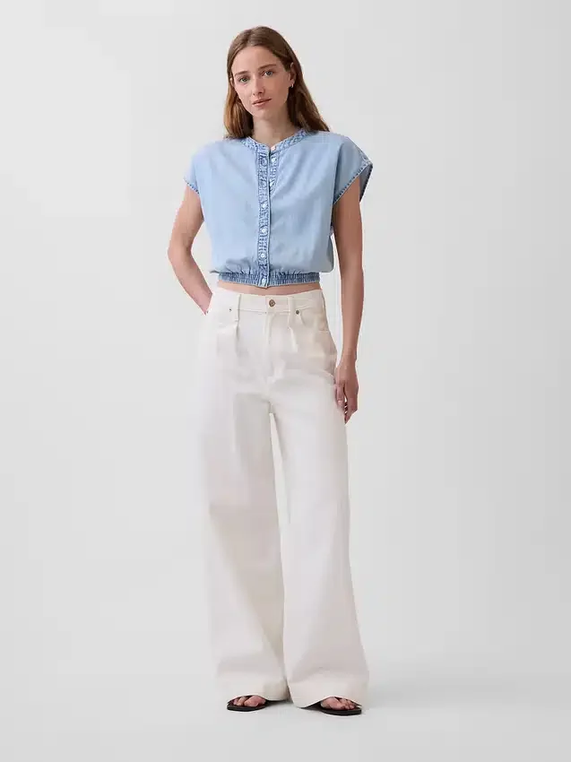 Top corto in denim con maniche ad aletta e abbottonatura frontale