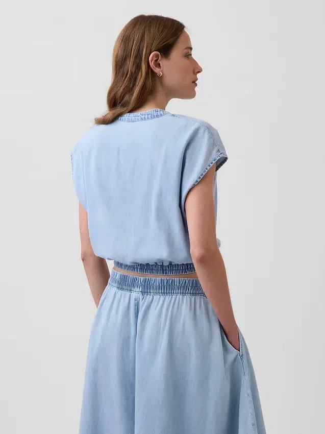 Top corto in denim con maniche ad aletta e abbottonatura frontale