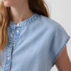 Top corto in denim con maniche ad aletta e abbottonatura frontale