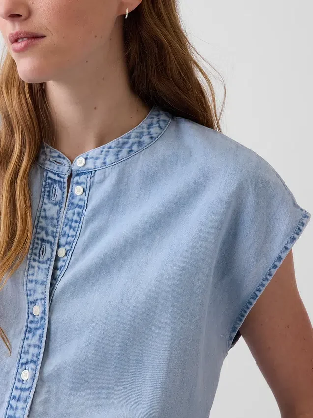 Top corto in denim con maniche ad aletta e abbottonatura frontale