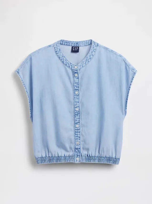 Top corto in denim con maniche ad aletta e abbottonatura frontale