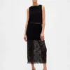 Top corto in pizzo con scollo a barchetta