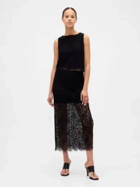 Top corto in pizzo con scollo a barchetta