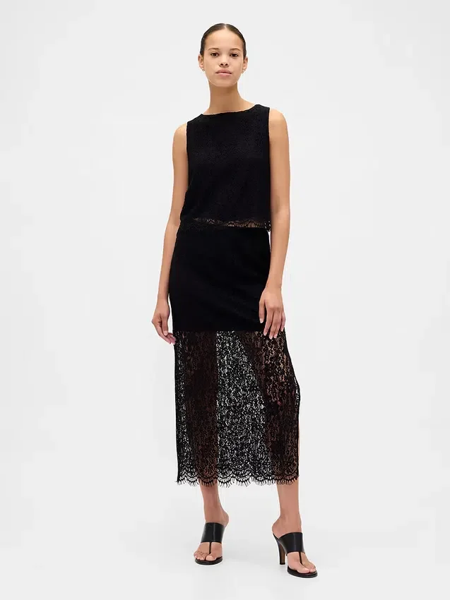 Top corto in pizzo con scollo a barchetta