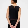 Top corto in pizzo con scollo a barchetta