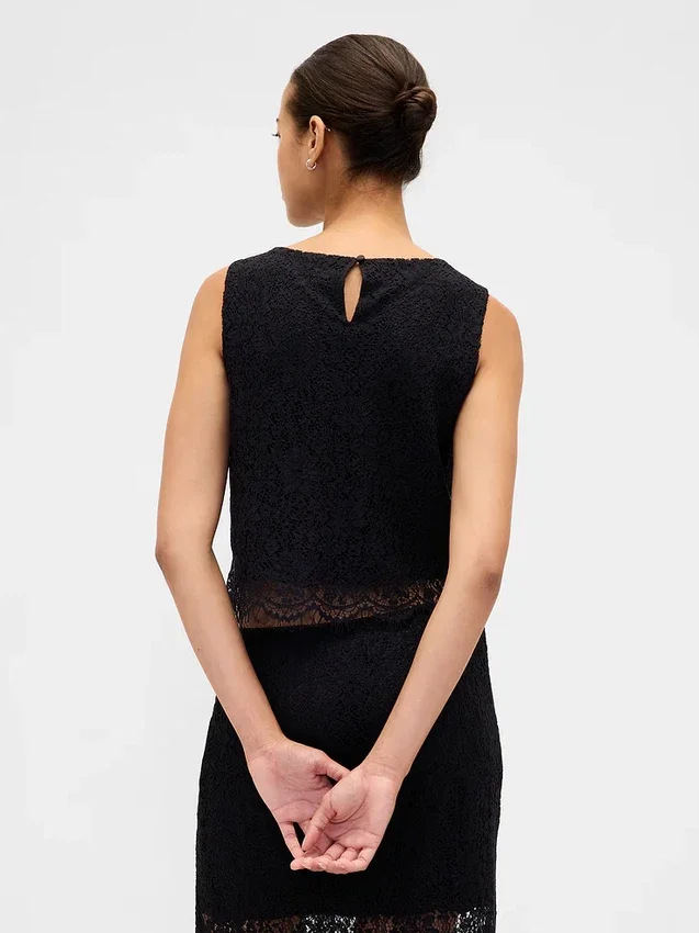 Top corto in pizzo con scollo a barchetta