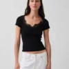 Top corto moderno con bordi in pizzo