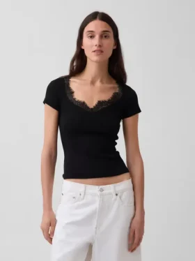 Top corto moderno con bordi in pizzo