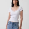 Top corto moderno con bordi in pizzo