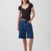Top corto moderno con bordi in pizzo