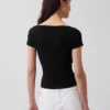 Top corto moderno con bordi in pizzo