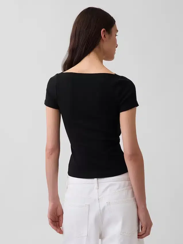Top corto moderno con bordi in pizzo