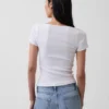 Top corto moderno con bordi in pizzo