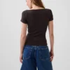 Top corto moderno con bordi in pizzo