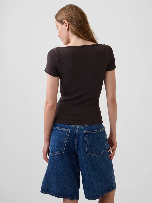 Top corto moderno con bordi in pizzo