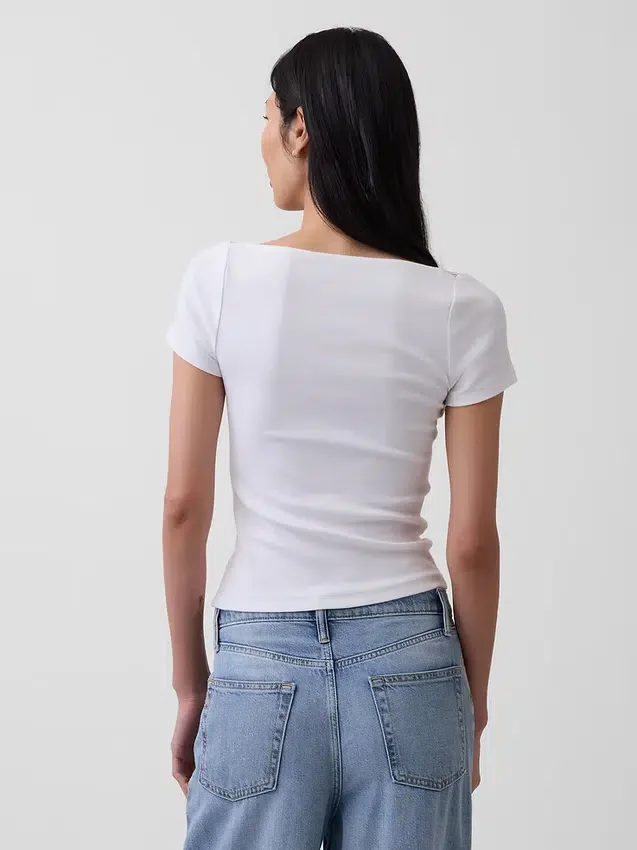 Top corto moderno con bordi in pizzo