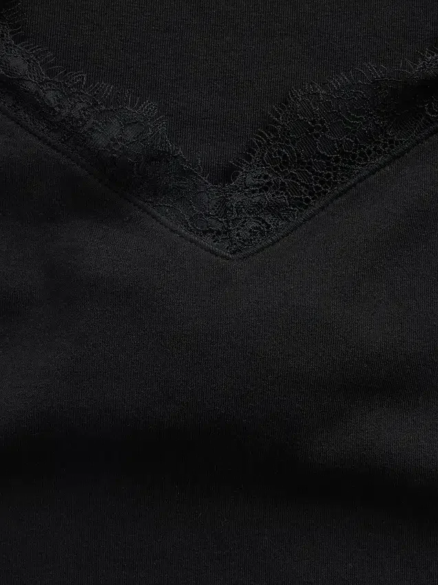 Top corto moderno con bordi in pizzo