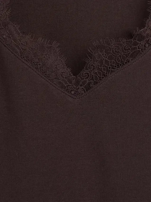 Top corto moderno con bordi in pizzo