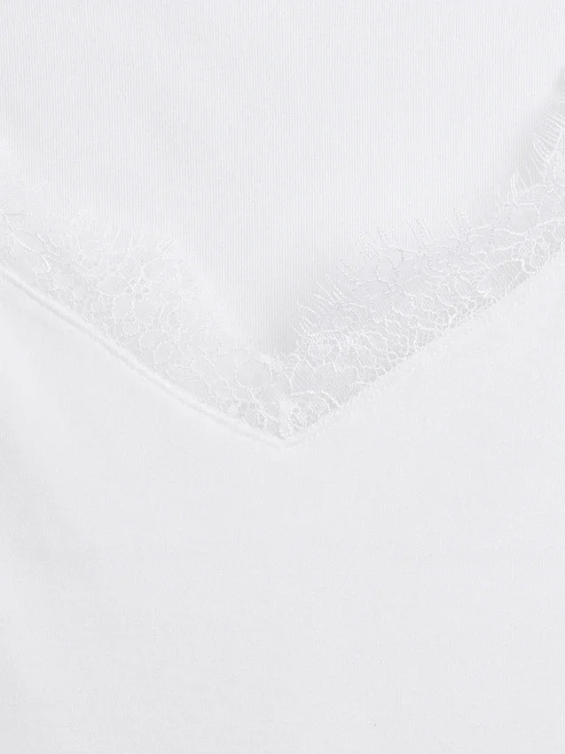 Top corto moderno con bordi in pizzo