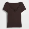 Top corto moderno con bordi in pizzo