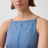 Top in denim morbidissimo con cuciture e scollo quadrato