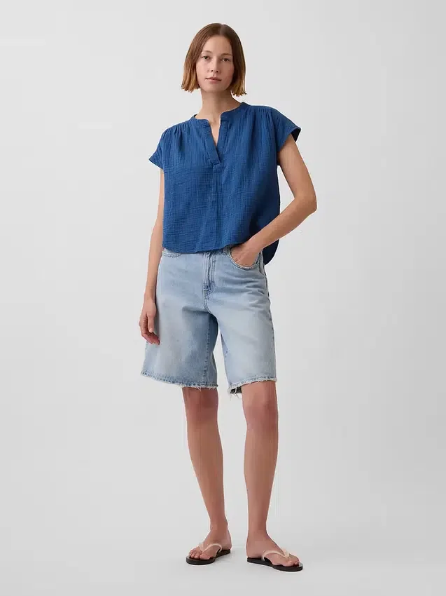 Top oversize in denim di garza di cotone con scollo a V