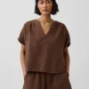 Top oversize in garza di cotone con scollo a V