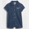 Tuta corta in denim per neonati con Gap Logo