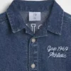 Tuta corta in denim per neonati con Gap Logo