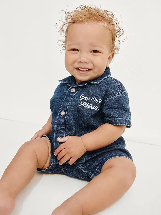 Tuta corta in denim per neonati con Gap Logo