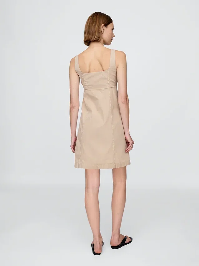 Vestito con arricciature e chiusura frontale a bottoni