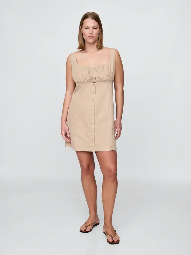 Vestito con arricciature e chiusura frontale a bottoni