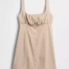 Vestito con arricciature e chiusura frontale a bottoni