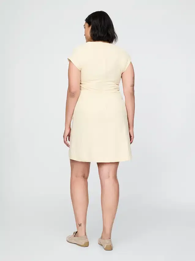 Vestito con maniche ad aletta in misto lino