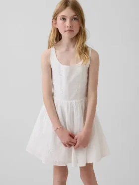 Vestito da bambina con ricami a occhielli