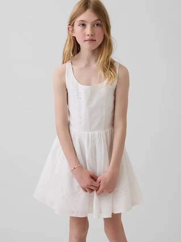 Vestito da bambina con ricami a occhielli