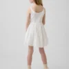 Vestito da bambina con ricami a occhielli