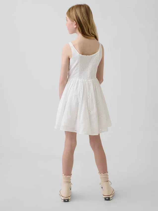 Vestito da bambina con ricami a occhielli