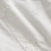 Vestito da bambina con ricami a occhielli
