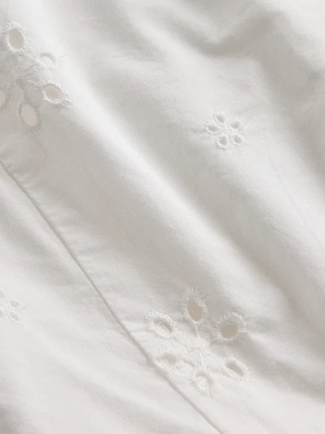 Vestito da bambina con ricami a occhielli