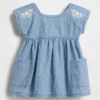 Vestito da neonato in denim con tasche ricamate