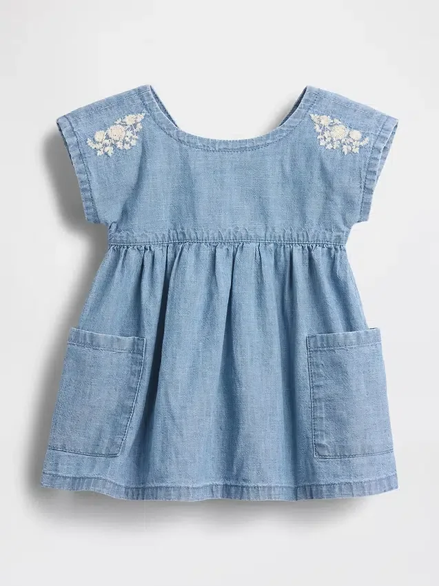 Vestito da neonato in denim con tasche ricamate
