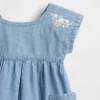 Vestito da neonato in denim con tasche ricamate
