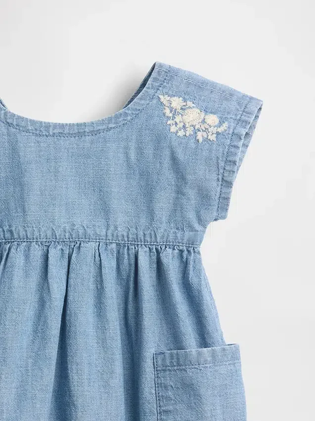 Vestito da neonato in denim con tasche ricamate