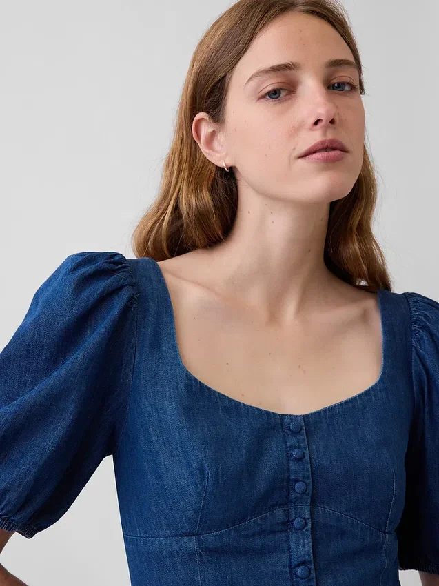 Vestito in denim con maniche a sbuffo e scollo a cuore