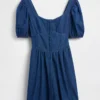 Vestito in denim con maniche a sbuffo e scollo a cuore